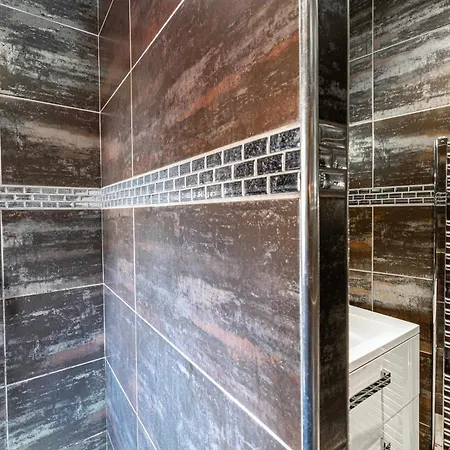 Le Contemporain Adorable Avec Petite Terrasse, Emplacement Ideal Dans Le Centre