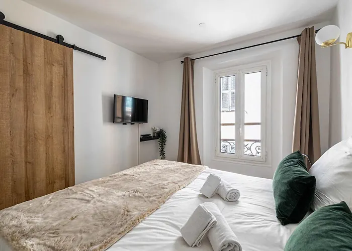 Le Contemporain Adorable Avec Petite Terrasse, Emplacement Ideal Dans Le Centre *