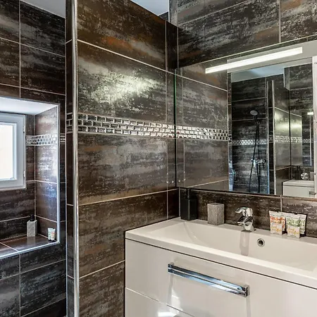 Appartement Le Contemporain Adorable Avec Petite Terrasse, Emplacement Idéal Dans Le Centre *