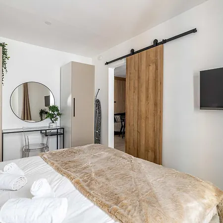Le Contemporain Adorable Avec Petite Terrasse, Emplacement Ideal Dans Le Centre 아파트 *